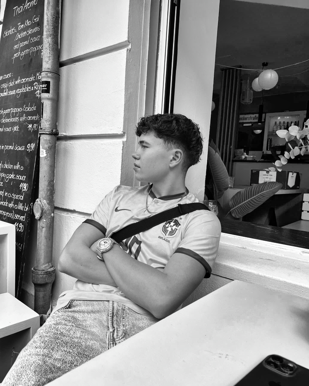 TonAn in einem urbanen Café