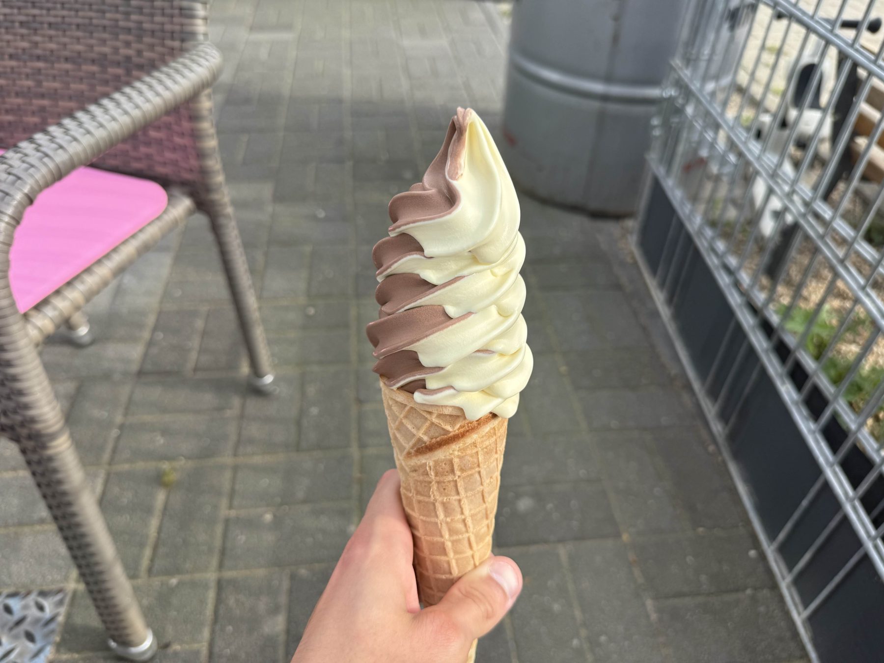 Softeis Vanille-Schoko in der Waffel vor dem Eiswagen