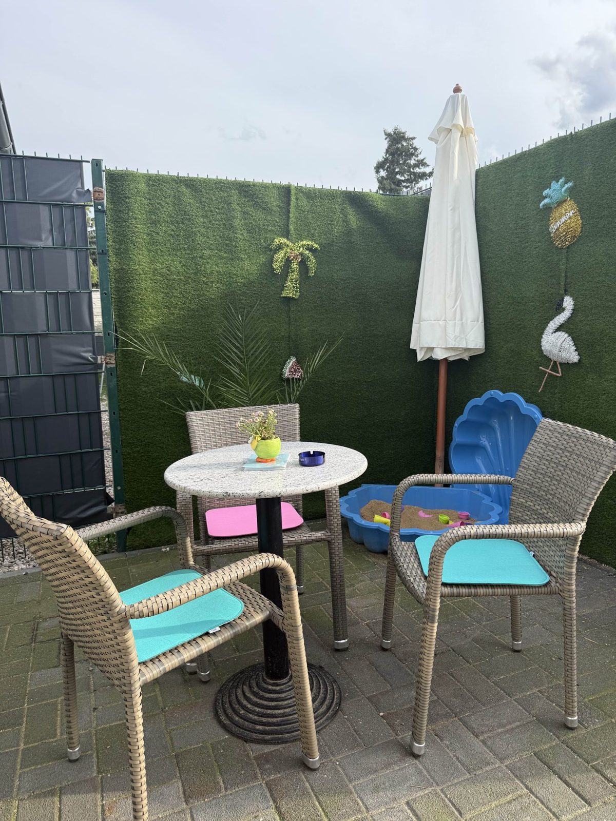 Sitzplätze mit Sonnenschirm am Eiswagen