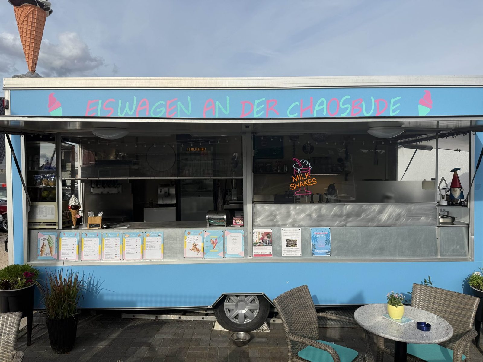 Der hellblaue Eiswagen mit Sitzplätzen vor der Garage Panketal